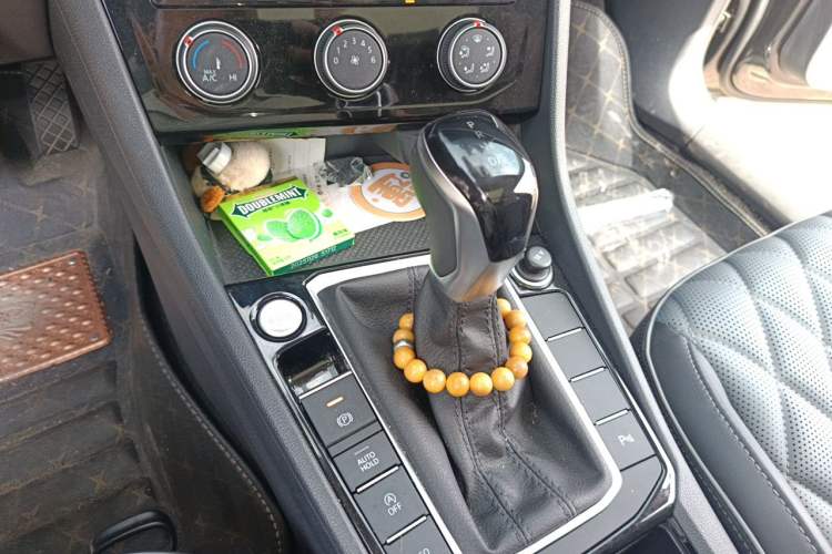 Used Volkswagen Sagitar 2025 300TSI DSG Excellence Edition Gear Lever