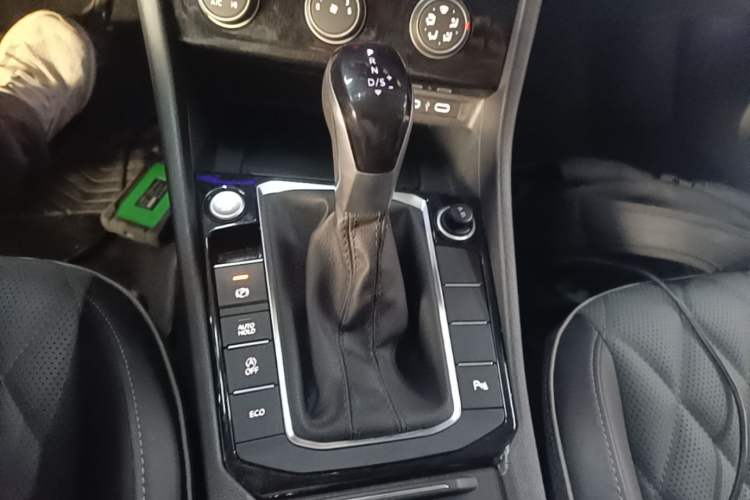 Used Volkswagen Sagitar 2025 300TSI DSG Excellence Edition Gear Lever