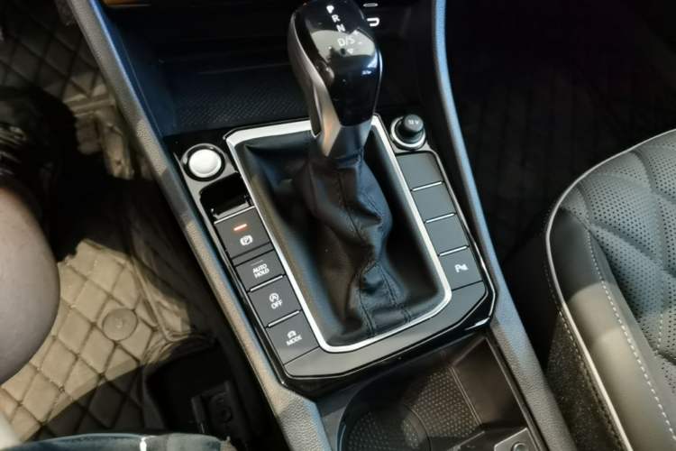 Used Volkswagen Sagitar 2025 Facelifted 300TSI DSG Excellence Edition Gear Lever