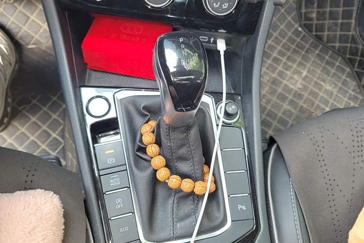 Used Volkswagen Sagitar 2025 300TSI DSG Excellence Edition Gear Lever