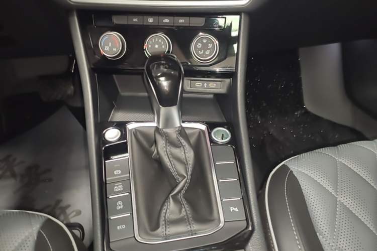 Used Volkswagen Sagitar 2025 300TSI DSG Excellence Edition Gear Lever