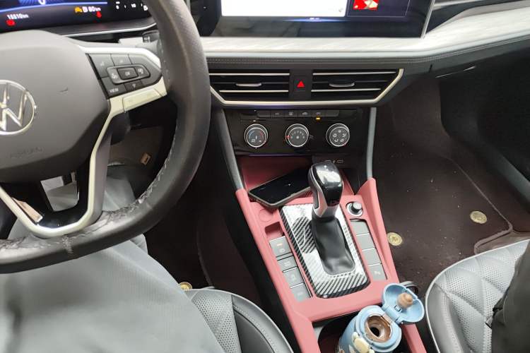 Used Volkswagen Sagitar 2025 300TSI DSG Excellence Edition Gear Lever