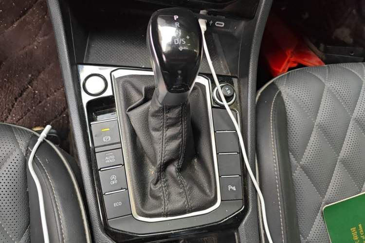 Used Volkswagen Sagitar 2025 300TSI DSG Excellence Edition Gear Lever