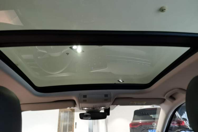 Used Volkswagen Sagitar 2025 Facelifted 300TSI DSG Excellence Edition Headliner