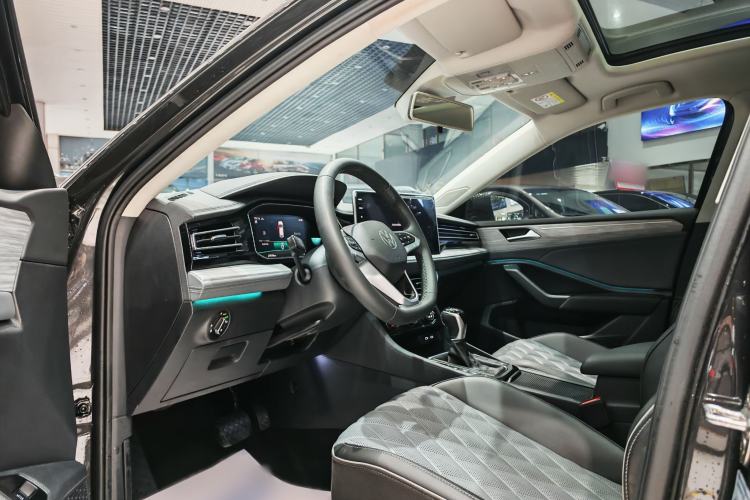 Used Volkswagen Sagitar 2025 Revised 300TSI DSG Excellence Edition Interior 6
