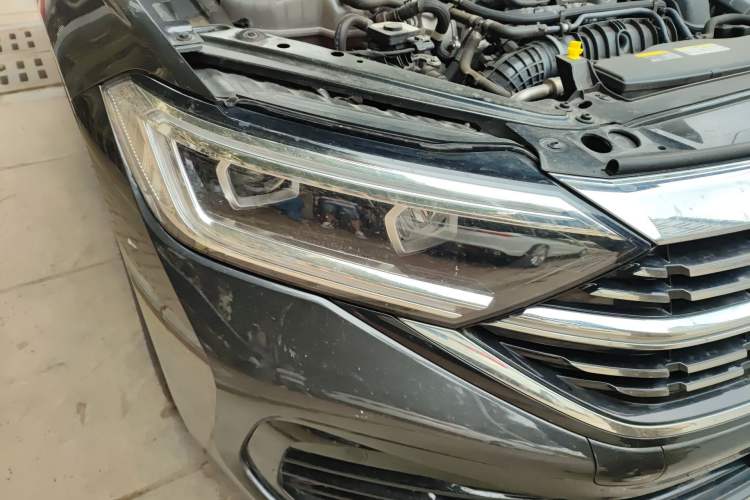 Used Volkswagen Sagitar 2025 300TSI DSG Excellence Edition Right Front Headlight