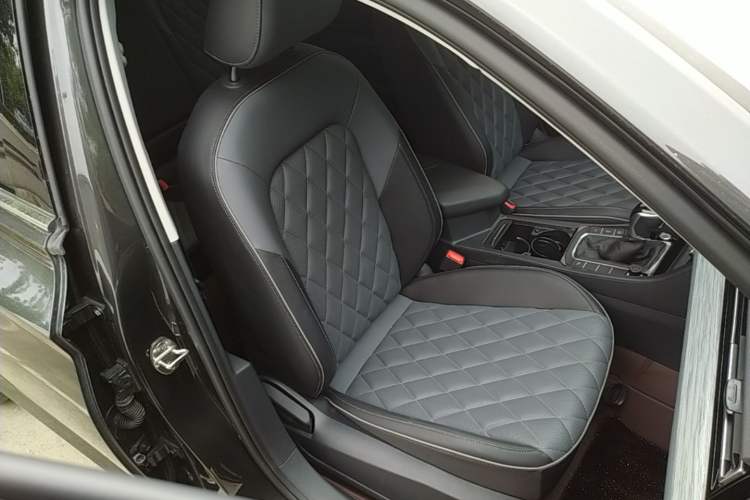Used Volkswagen Sagitar 2025 Revised Version 2 300TSI DSG Excellence Edition Right Front Seat