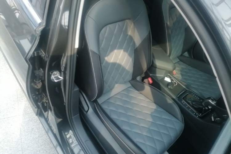 Used Volkswagen Sagitar 2025 300TSI DSG Excellence Edition Right Front Seat