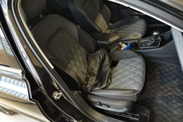 Used Volkswagen Sagitar 2025 Facelifted 300TSI DSG Excellence Edition Right Front Seat