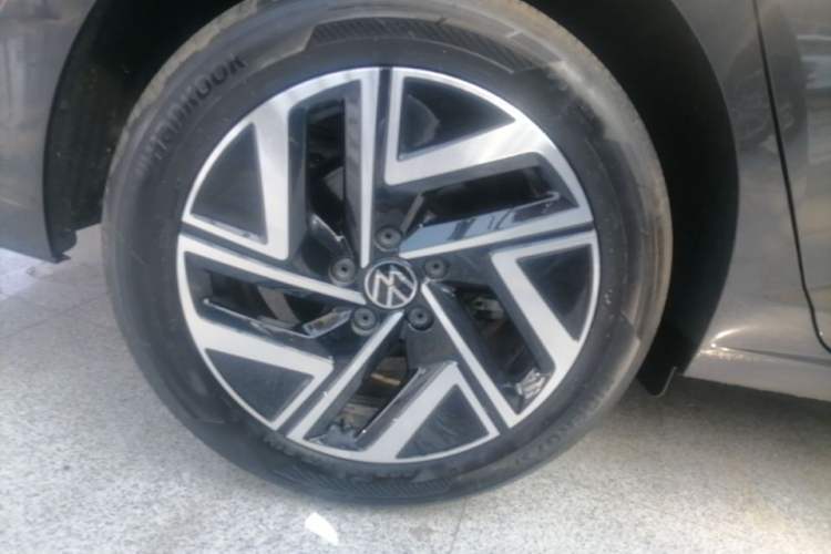 Used Volkswagen Sagitar 2025 300TSI DSG Excellence Edition Right Rear Wheel Hub