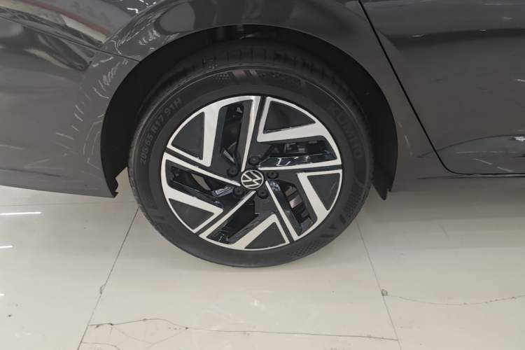 Used Volkswagen Sagitar 2025 300TSI DSG Excellence Edition Right Rear Wheel Hub