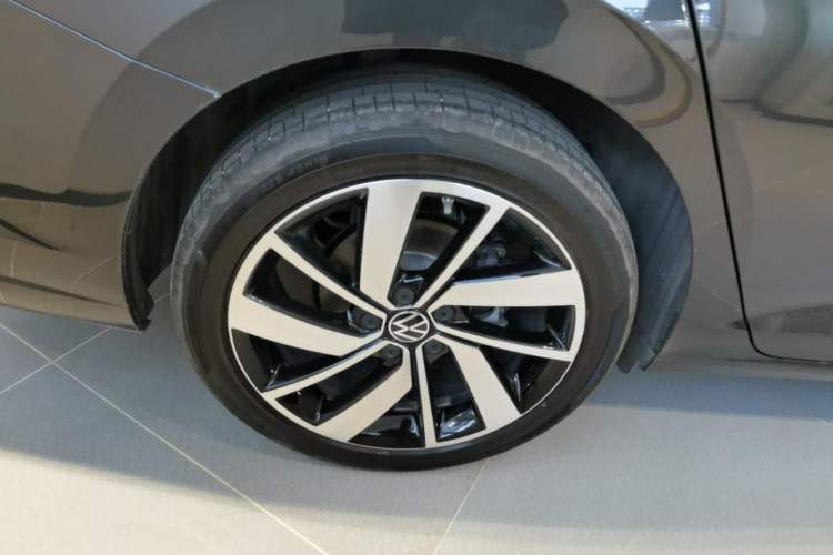 Used Volkswagen Sagitar 2025 Facelifted 300TSI DSG Excellence Edition Right Rear Wheel Hub