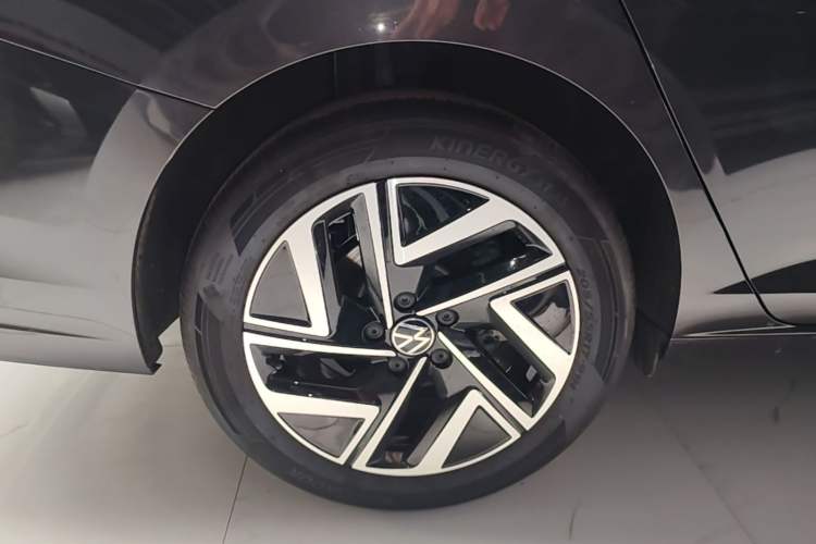 Used Volkswagen Sagitar 2025 300TSI DSG Excellence Edition Right Rear Wheel Hub