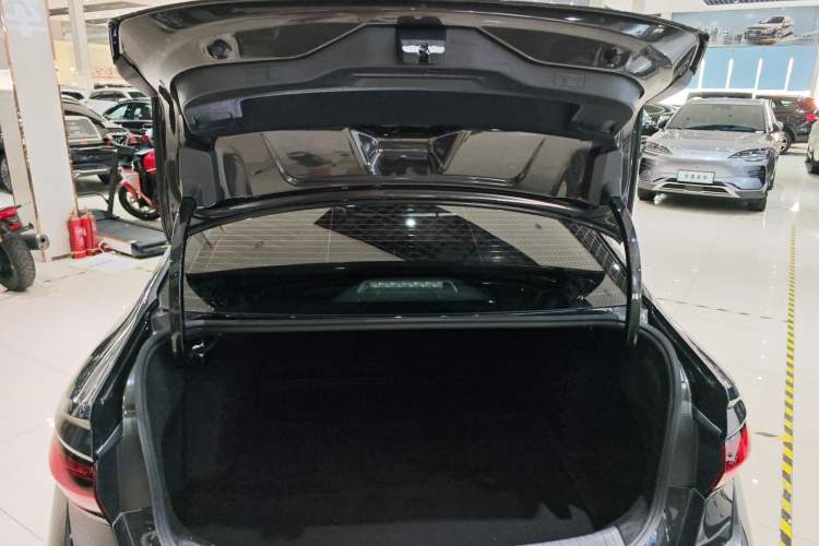 Used Volkswagen Sagitar 2025 Revised 300TSI DSG Excellence Edition Trunk