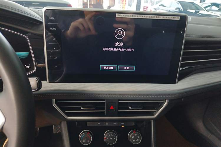 Used Volkswagen Sagitar 2025 300TSI DSG Excellence Edition Audio And AC Panel