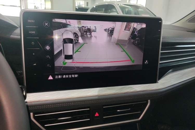 Used Volkswagen Sagitar 2025 300TSI DSG Excellence Edition Audio And AC Panel
