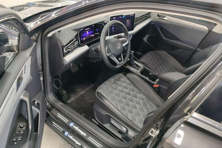 Used Volkswagen Sagitar 2025 300TSI DSG Excellence Edition Driver Seat