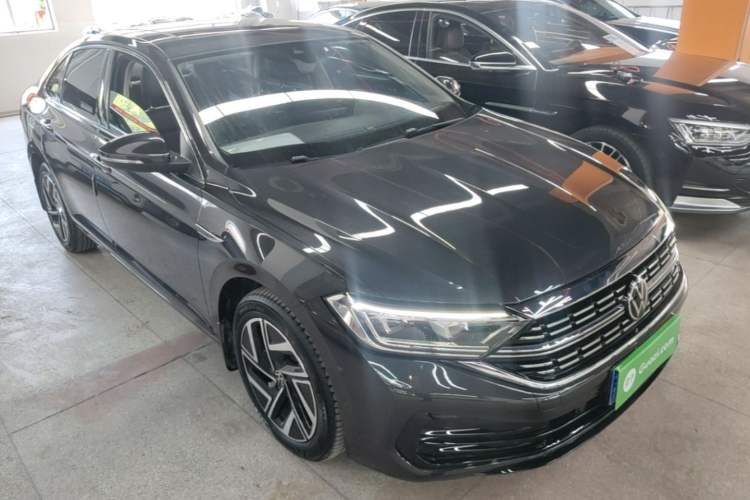 Used Volkswagen Sagitar 2025 300TSI DSG Excellence Edition Front Right 45 Deg