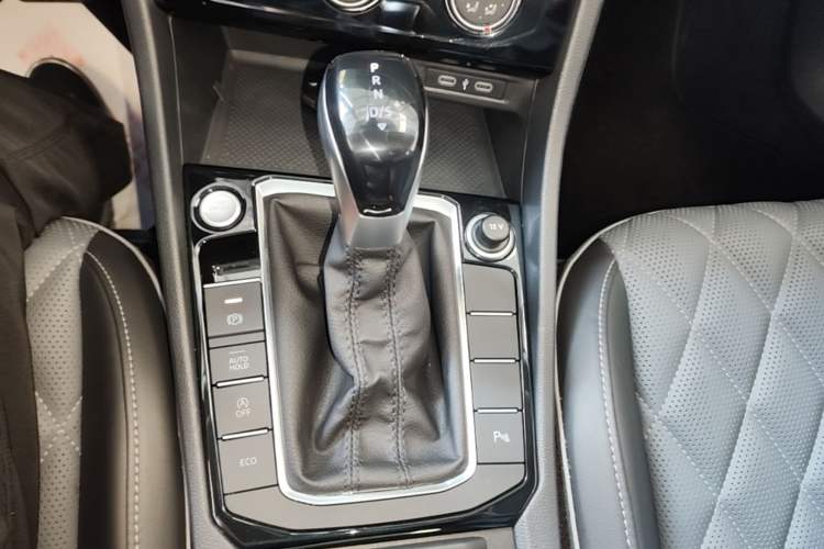 Used Volkswagen Sagitar 2025 300TSI DSG Excellence Edition Gear Lever