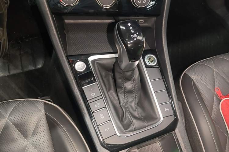 Used Volkswagen Sagitar 2025 300TSI DSG Excellence Edition Gear Lever