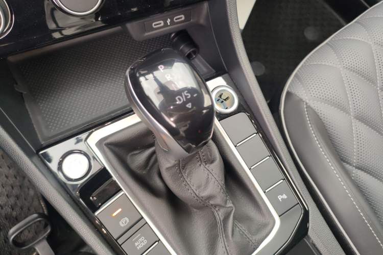Used Volkswagen Sagitar 2025 300TSI DSG Excellence Edition Gear Lever