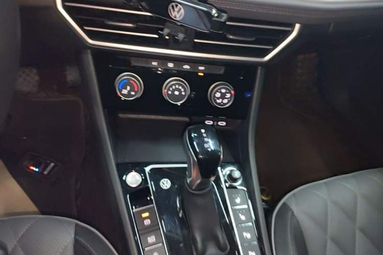 Used Volkswagen Sagitar 2025 300TSI DSG Excellence Edition Gear Lever