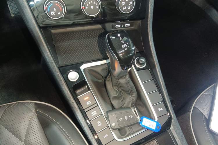Used Volkswagen Sagitar 2025 Revised Version Three 300TSI DSG Excellence Edition Gear Lever