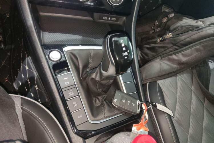 Used Volkswagen Sagitar 2025 300TSI DSG Excellence Edition Gear Lever