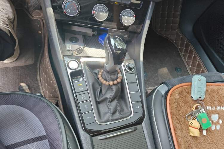 Used Volkswagen Sagitar 2025 300TSI DSG Excellence Edition Gear Lever