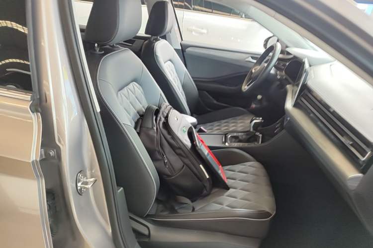 Used Volkswagen Sagitar 2025 300TSI DSG Excellence Edition Right Front Seat