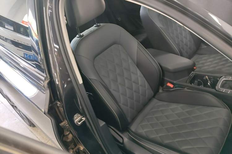 Used Volkswagen Sagitar 2025 300TSI DSG Excellence Edition Right Front Seat