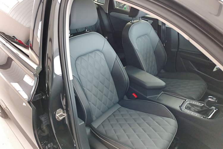 Used Volkswagen Sagitar 2025 300TSI DSG Excellence Edition Right Front Seat