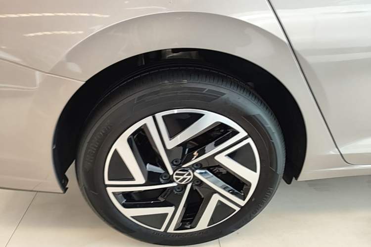 Used Volkswagen Sagitar 2025 300TSI DSG Excellence Edition Right Rear Wheel Hub