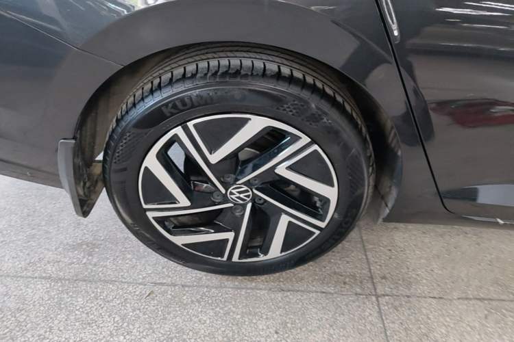 Used Volkswagen Sagitar 2025 300TSI DSG Excellence Edition Right Rear Wheel Hub