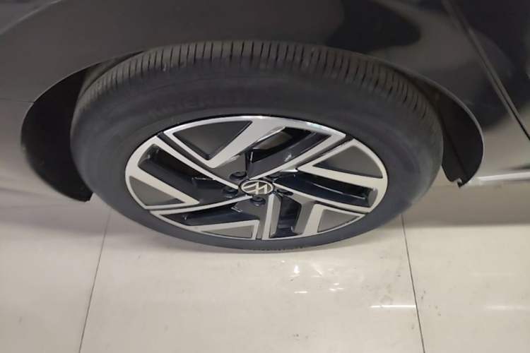 Used Volkswagen Sagitar 2025 300TSI DSG Excellence Edition Right Rear Wheel Hub