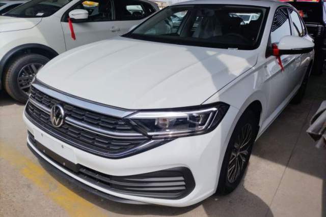 Ojetý Volkswagen Sagitar 2025 Facelift 200TSI DSG Flyover Edition