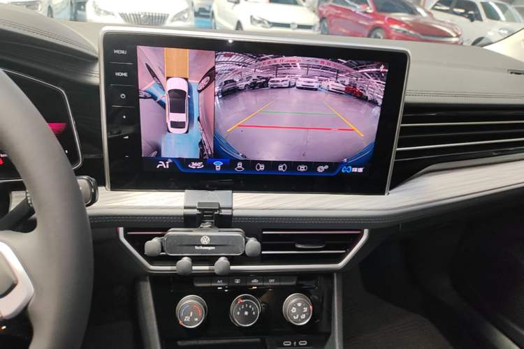 Used Volkswagen Sagitar 2025 Revised 300TSI DSG Excellence Edition Audio And AC Panel