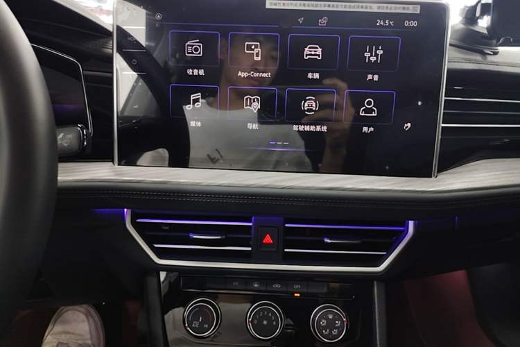 Used Volkswagen Sagitar 2025 Revised 300TSI DSG Excellence Edition Audio And AC Panel
