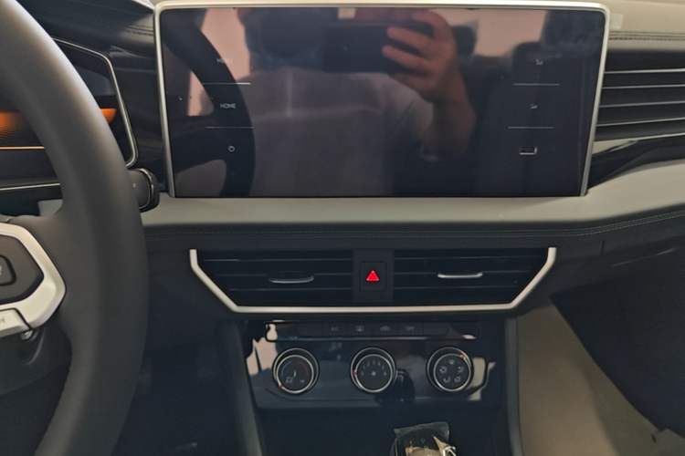 Used Volkswagen Sagitar 2025 Facelift 200TSI DSG Flyover Edition Audio And AC Panel
