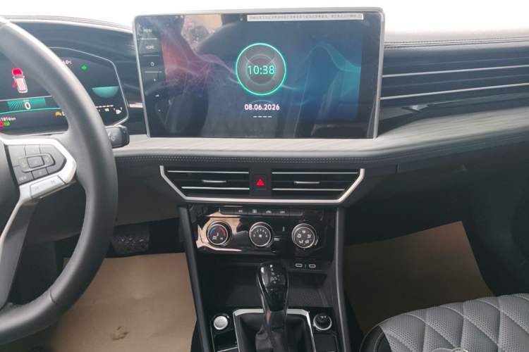 Used Volkswagen Sagitar 2025 300TSI DSG Excellence Edition Audio And AC Panel