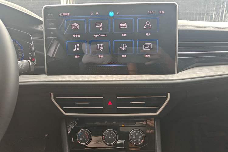 Used Volkswagen Sagitar 2025 300TSI DSG Excellence Edition Audio And AC Panel