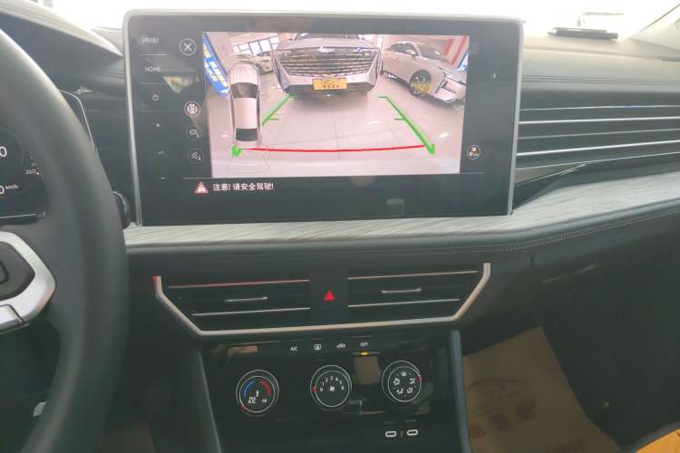 Used Volkswagen Sagitar 2025 300TSI DSG Excellence Edition Audio And AC Panel