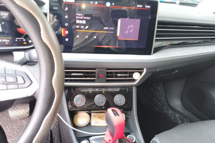 Used Volkswagen Sagitar 2025 300TSI DSG Excellence Edition Audio And AC Panel