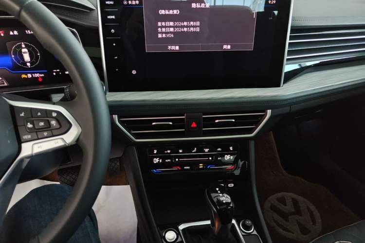 Used Volkswagen Sagitar 2025 300TSI DSG Excellence Edition Audio And AC Panel