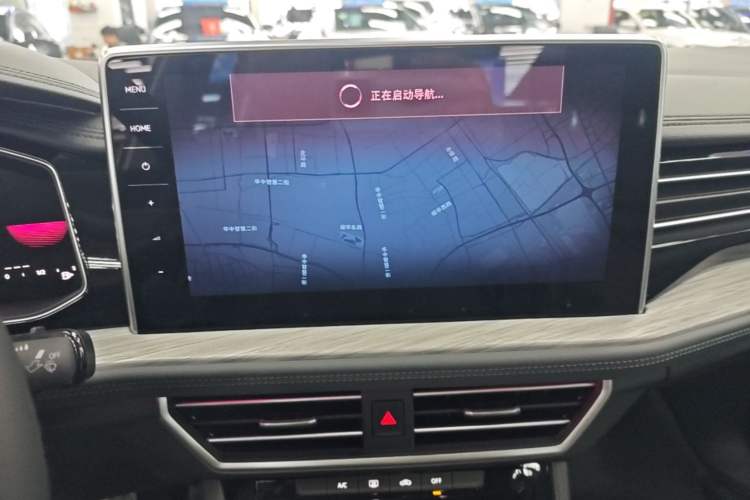 Used Volkswagen Sagitar 2025 300TSI DSG Excellence Edition Audio And AC Panel