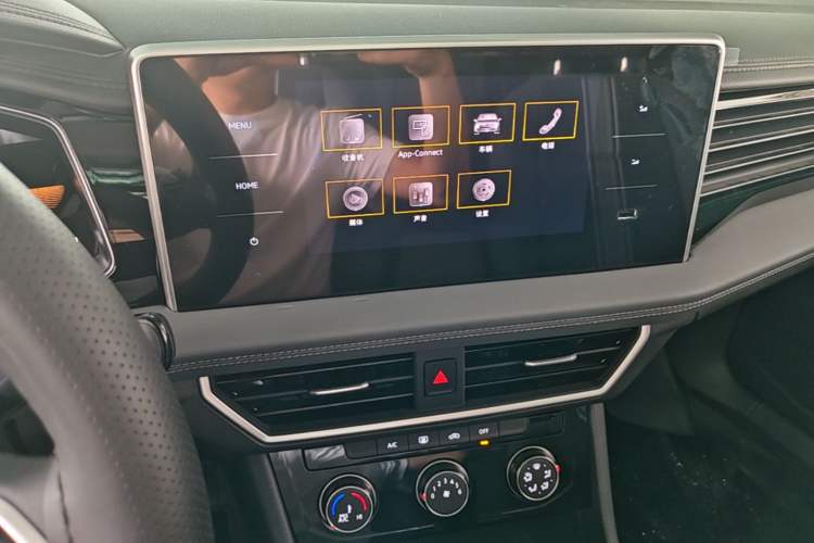 Used Volkswagen Sagitar 2025 Facelifted 300TSI DSG Flyover Edition Audio And AC Panel