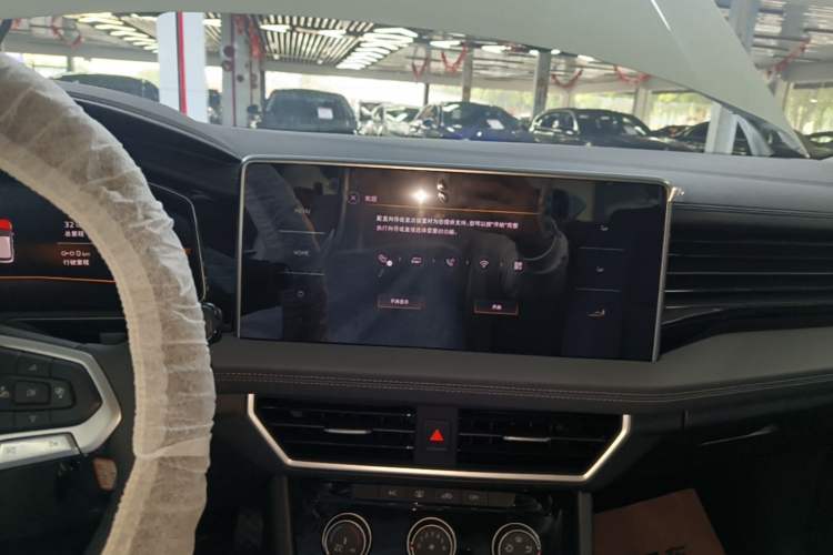 Used Volkswagen Sagitar 2025 Facelift 200TSI DSG Flyover Edition Audio And AC Panel