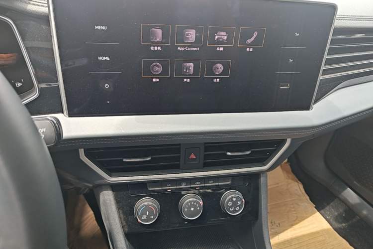 Used Volkswagen Sagitar 2025 200TSI DSG Flyover Edition Audio And AC Panel