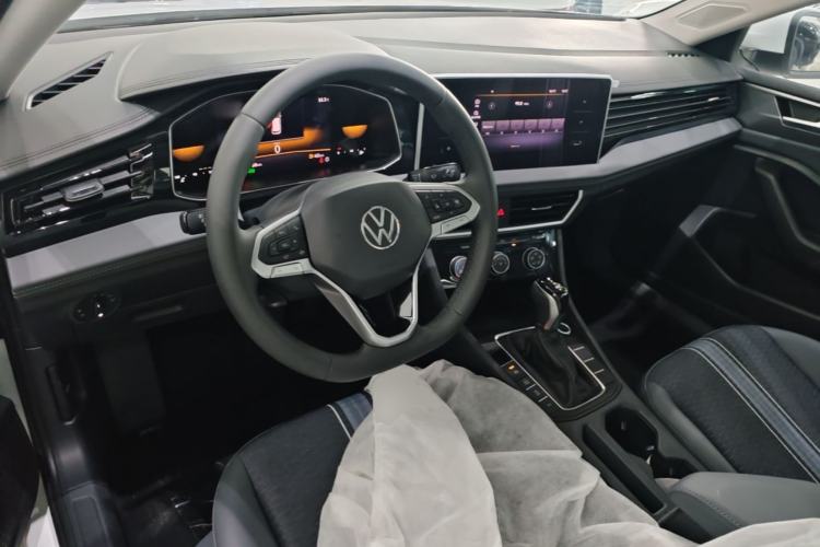 Used Volkswagen Sagitar 2025 Facelift 200TSI DSG Flyover Edition Center Console