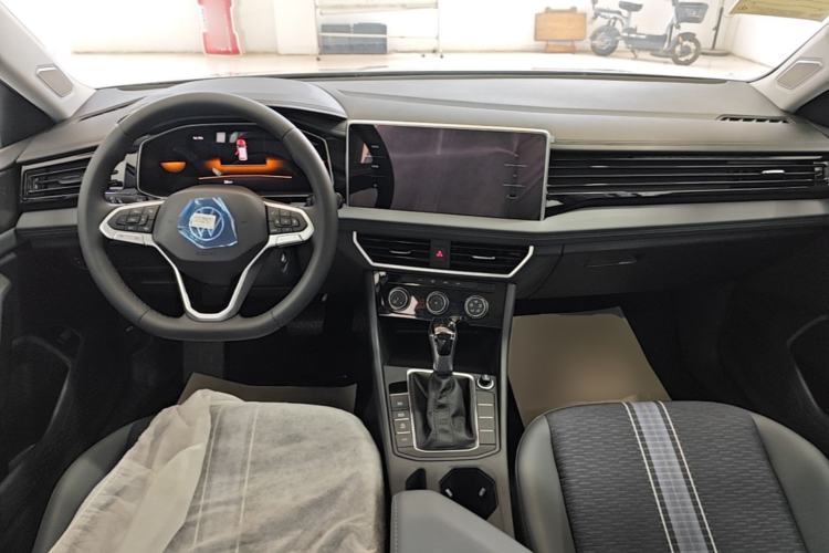 Used Volkswagen Sagitar 2025 Facelift 200TSI DSG Flyover Edition Center Console